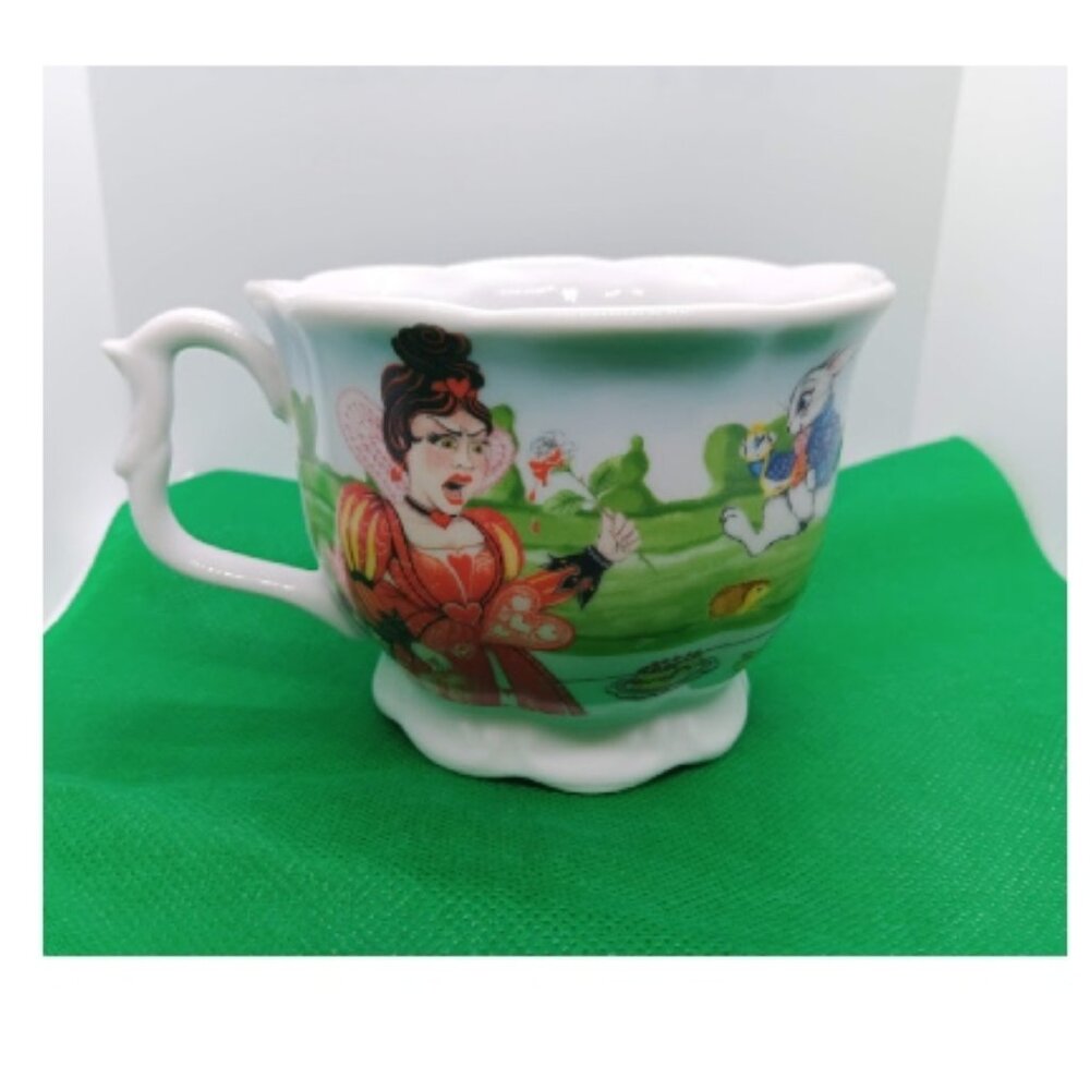 Paul Cardew Alice in Wonderland cup and saucer set in the box - Picture 4 of 9